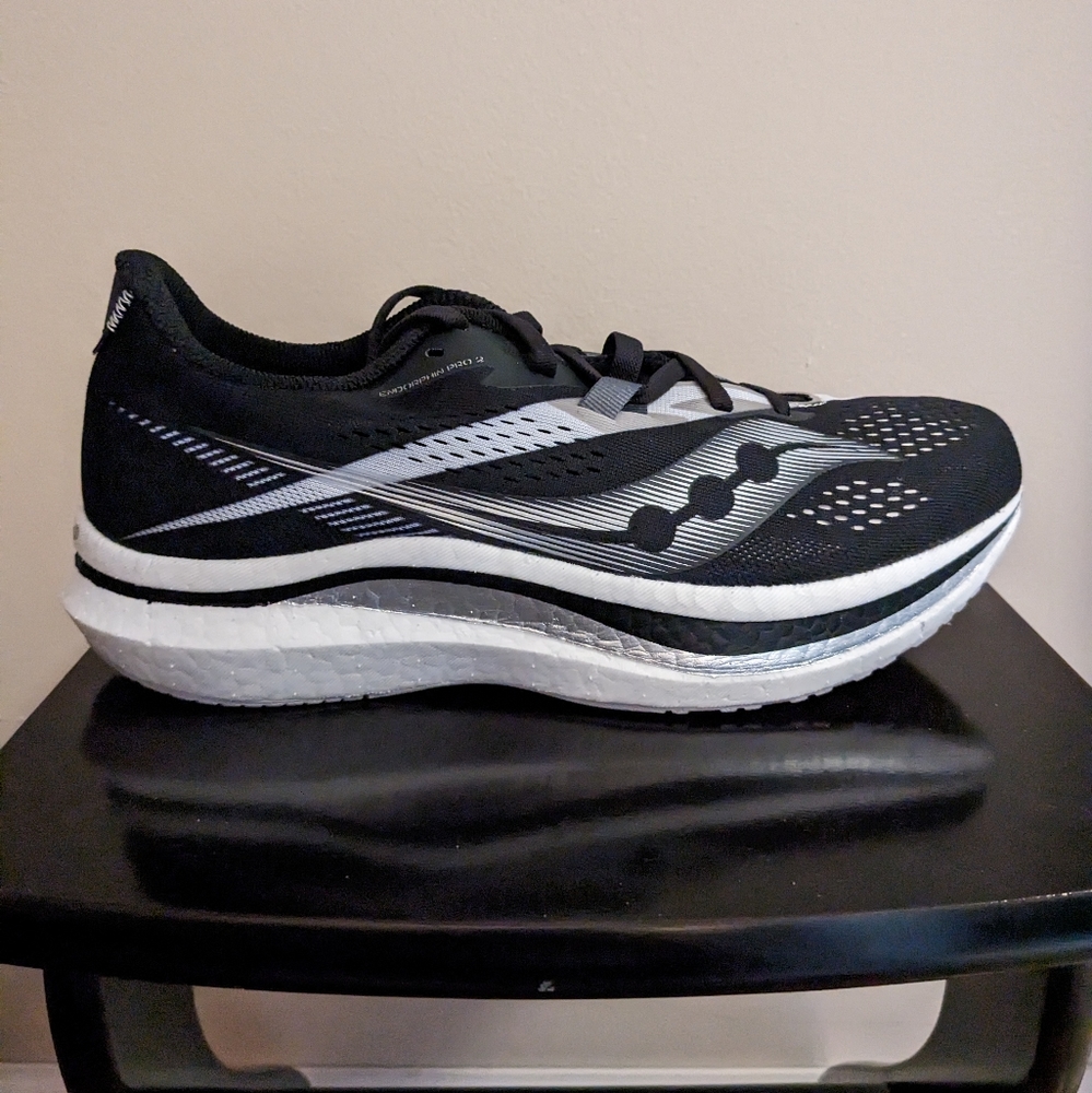 NIB. SAUCONY ENDORPHIN PRO 2 RUNNING SNEAKER. BLACK AND WHITE. #20687-10.